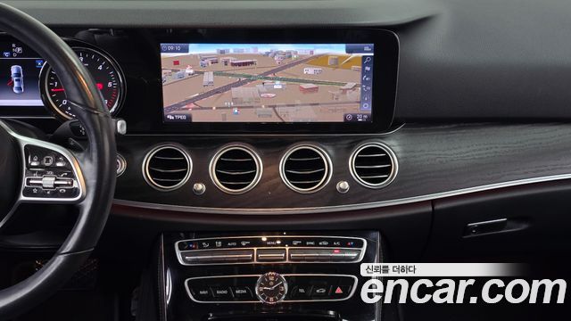 Mercedes-Benz E-Class 2019 — photo 18