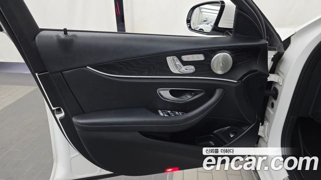 Mercedes-Benz E-Class 2019 — photo 14