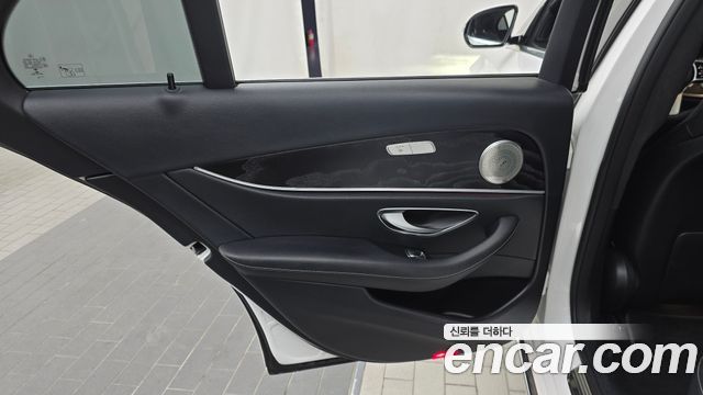Mercedes-Benz E-Class 2019 — photo 15