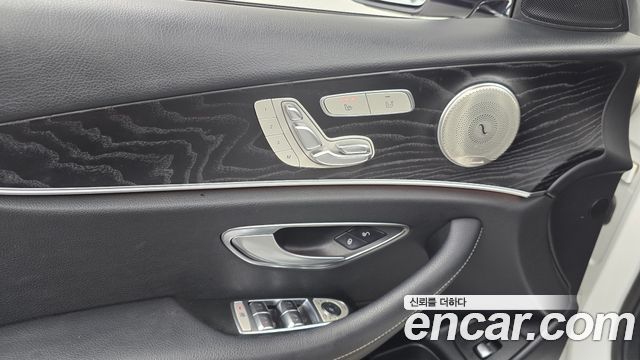 Mercedes-Benz E-Class 2019 — photo 30