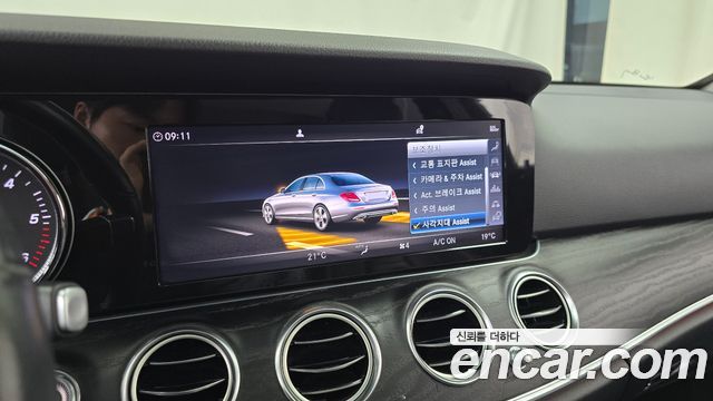 Mercedes-Benz E-Class 2019 — photo 33