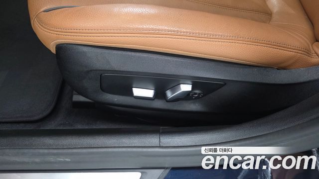 BMW 5-Series 2020 — photo 30
