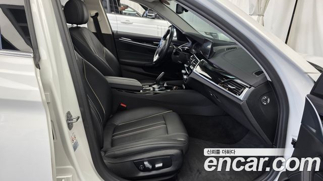 BMW 5-Series 2020 — photo 16