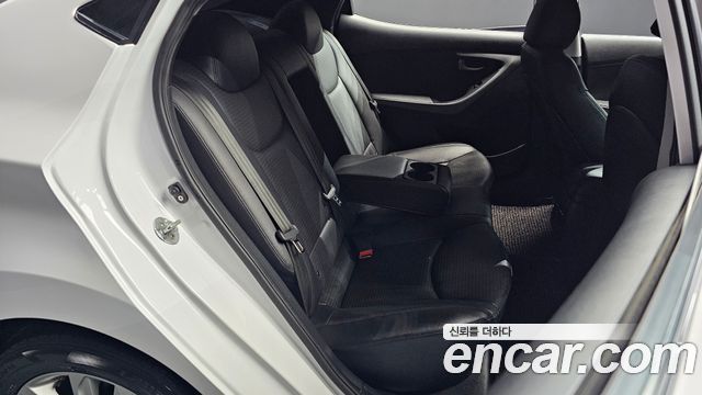 Hyundai AVANTE 2016 — photo 17