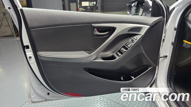 Hyundai AVANTE 2016 — photo 14