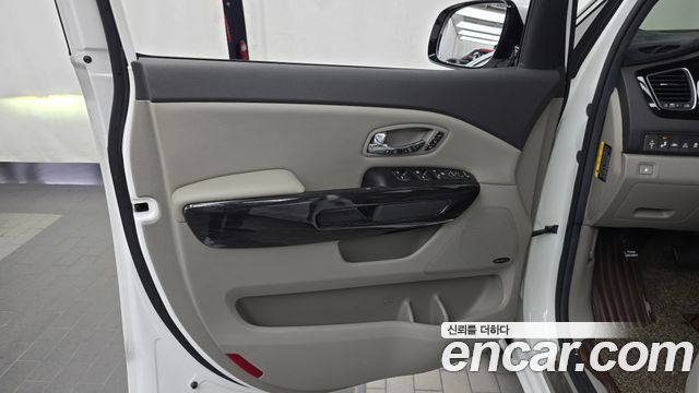 Kia Canival 2016 — photo 14