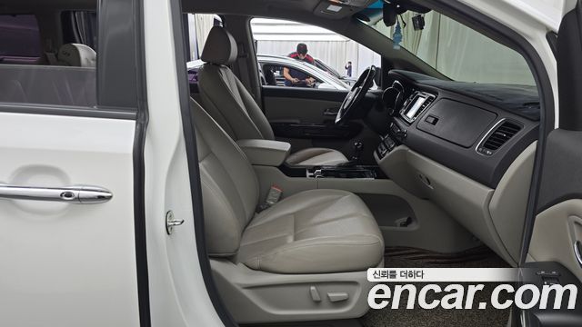 Kia Canival 2016 — photo 16