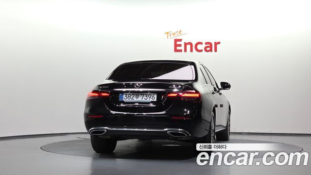 Mercedes-Benz E-Class 2023 — photo 4