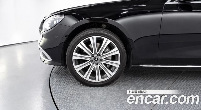Mercedes-Benz E-Class 2023 — photo 5