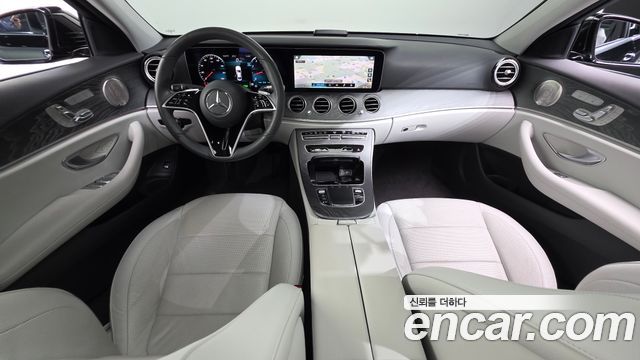 Mercedes-Benz E-Class 2023 — photo 10