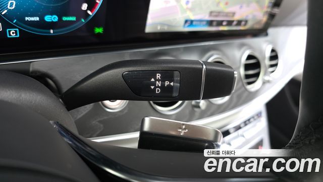 Mercedes-Benz E-Class 2023 — photo 12