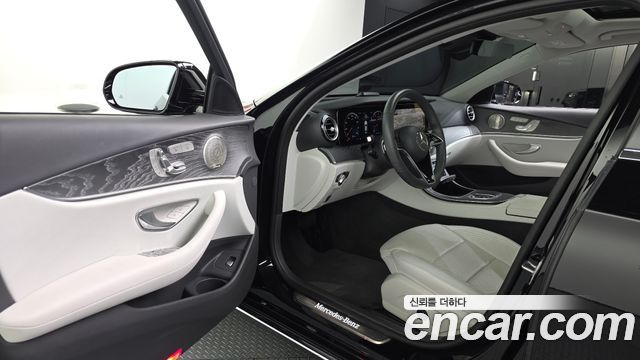 Mercedes-Benz E-Class 2023 — photo 13