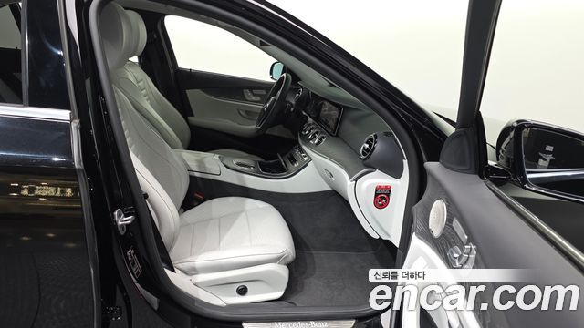 Mercedes-Benz E-Class 2023 — photo 17