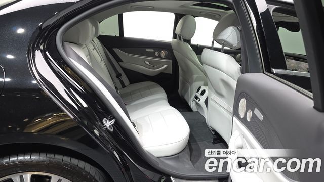 Mercedes-Benz E-Class 2023 — photo 18