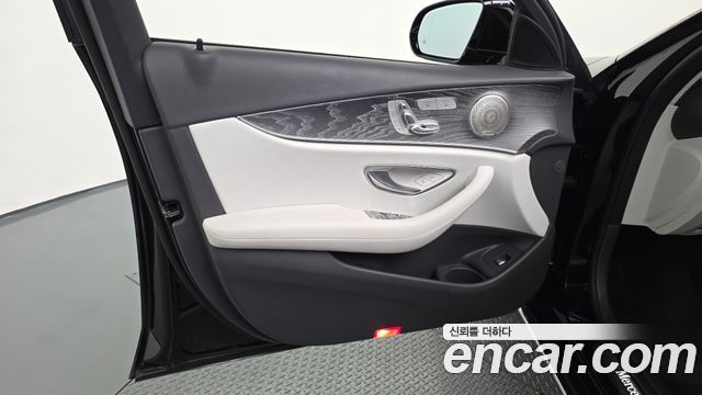 Mercedes-Benz E-Class 2023 — photo 14