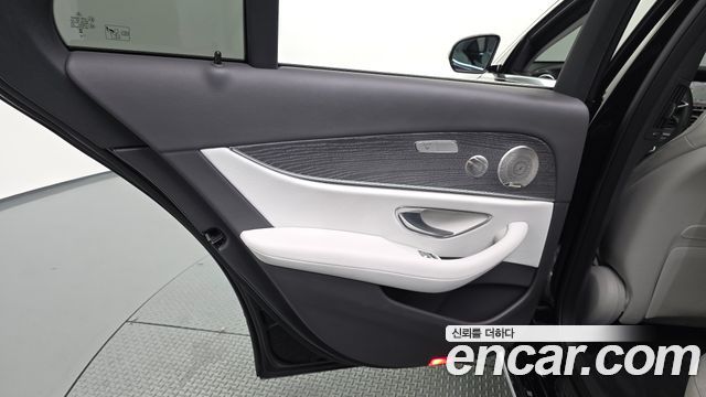 Mercedes-Benz E-Class 2023 — photo 15