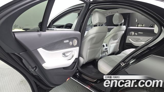 Mercedes-Benz E-Class 2023 — photo 16