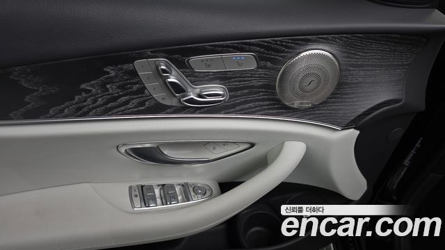 Mercedes-Benz E-Class 2023 — photo 30