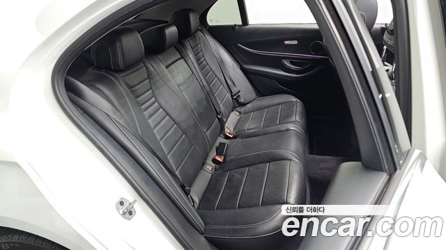 Mercedes-Benz E-Class 2019 — photo 17