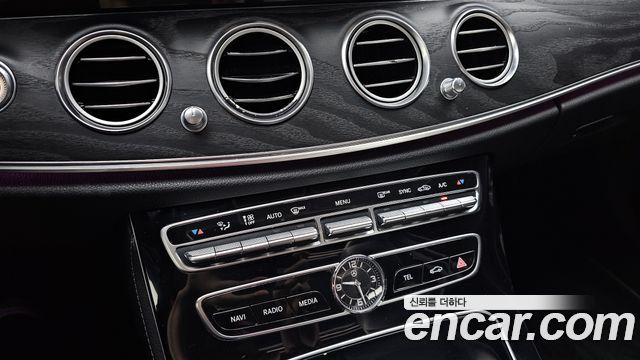 Mercedes-Benz E-Class 2019 — photo 26