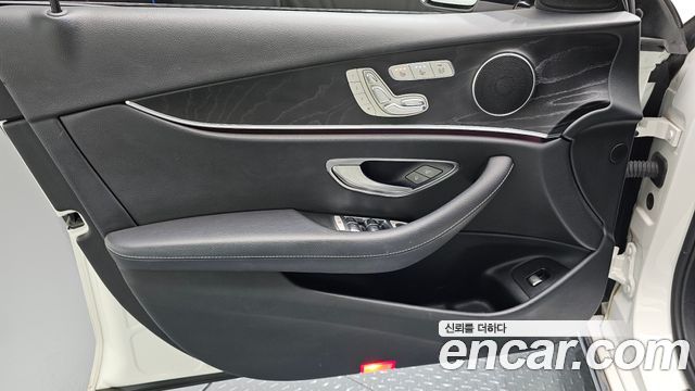 Mercedes-Benz E-Class 2019 — photo 14