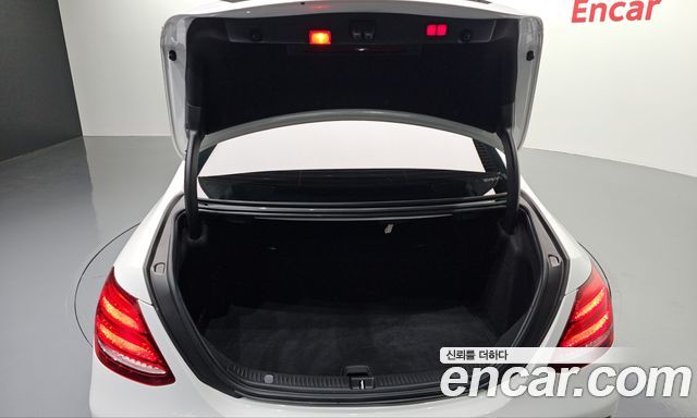 Mercedes-Benz E-Class 2019 — photo 36