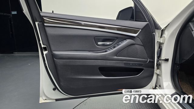 BMW 5-Series 2015 — photo 14