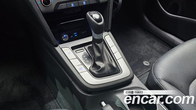 Hyundai AVANTE 2017 — photo 12