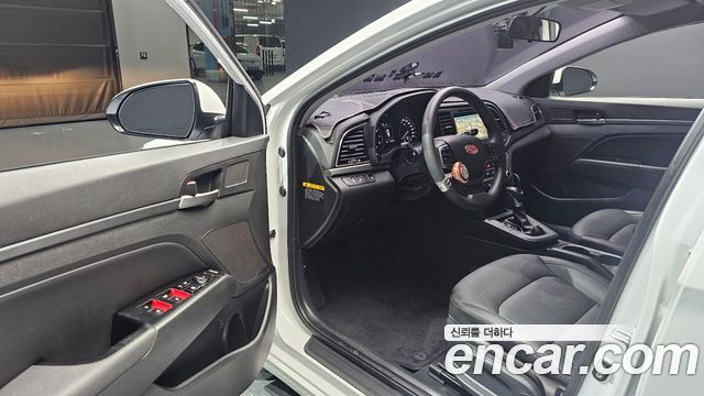 Hyundai AVANTE 2017 — photo 13