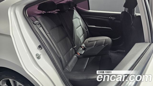 Hyundai AVANTE 2017 — photo 17