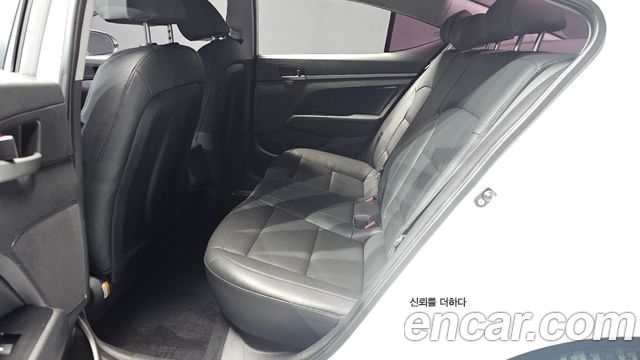Hyundai AVANTE 2017 — photo 18