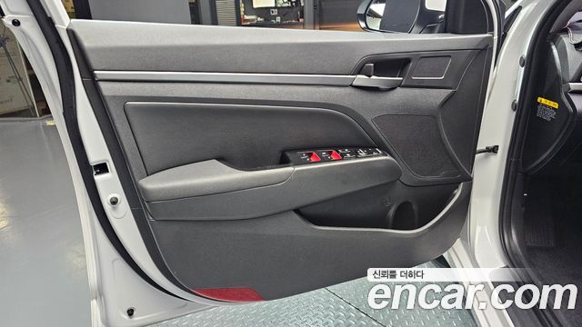 Hyundai AVANTE 2017 — photo 14