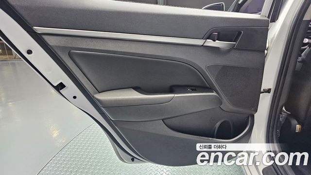 Hyundai AVANTE 2017 — photo 15