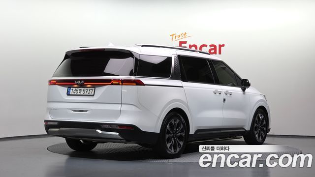 Kia Canival 2023 — photo 2