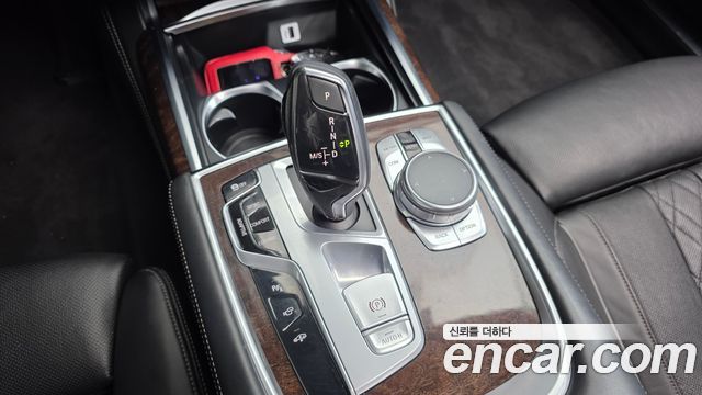 BMW 7-Series 2016 — photo 9