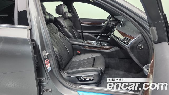 BMW 7-Series 2016 — photo 11