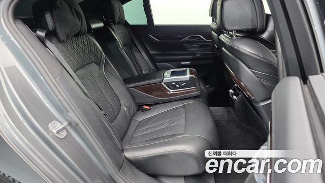 BMW 7-Series 2016 — photo 12