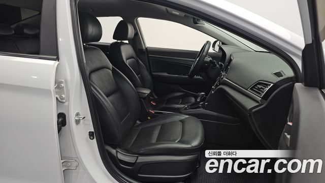 Hyundai AVANTE 2018 — photo 13