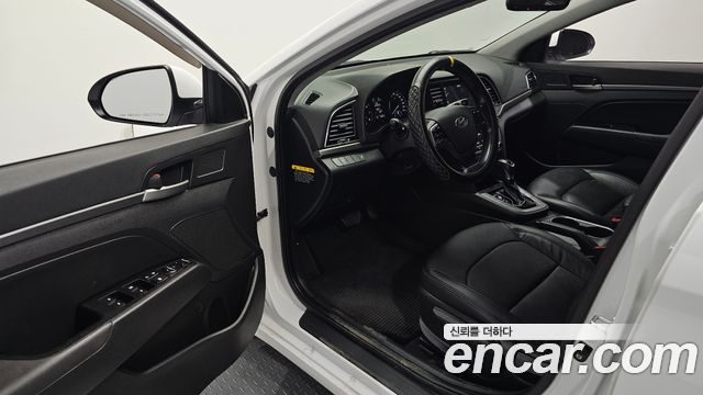 Hyundai AVANTE 2018 — photo 17