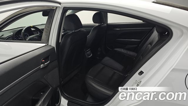 Hyundai AVANTE 2018 — photo 18