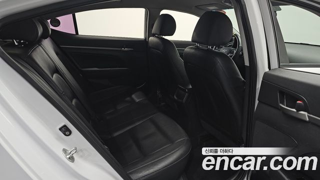Hyundai AVANTE 2018 — photo 16
