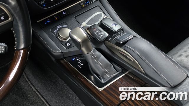 Lexus ES 2017 — photo 12