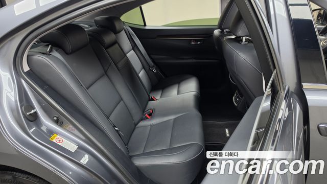 Lexus ES 2017 — photo 18