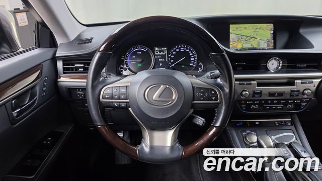 Lexus ES 2017 — photo 19