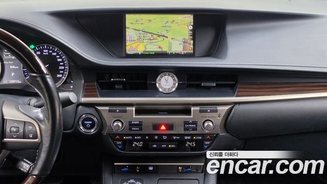 Lexus ES 2017 — photo 21