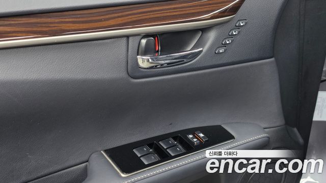 Lexus ES 2017 — photo 26