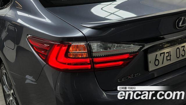 Lexus ES 2017 — photo 9