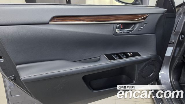 Lexus ES 2017 — photo 14