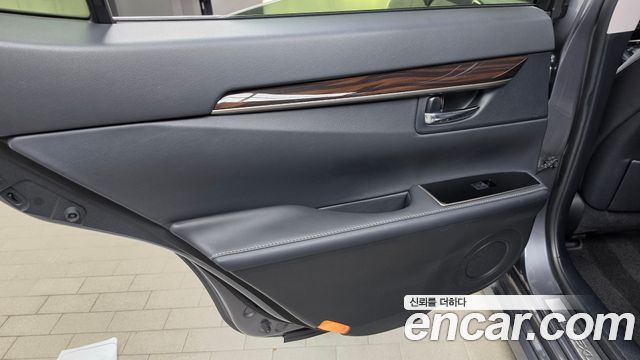 Lexus ES 2017 — photo 15