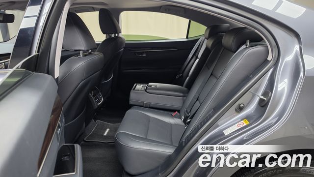 Lexus ES 2017 — photo 16